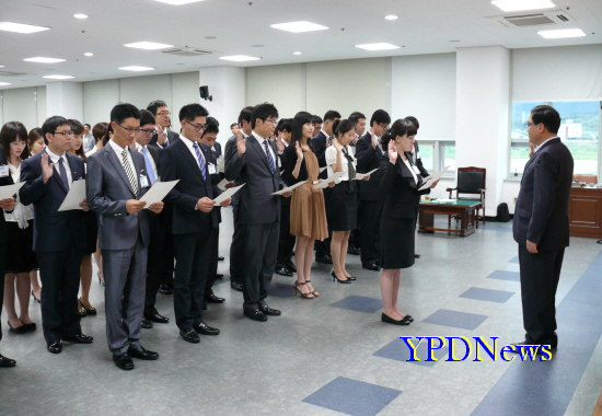 공무원 임용장을 수여받은 김진희 외 33명의 새내기들이 김선교 군수에게 공무원 선서를 하고 있다.