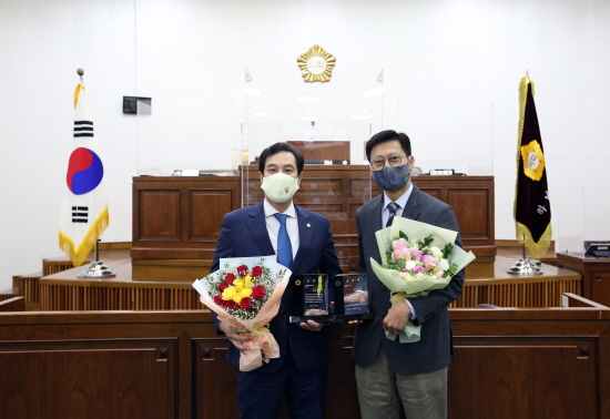 하남시의회 강성삼 부의장과 이영준 의원 수상